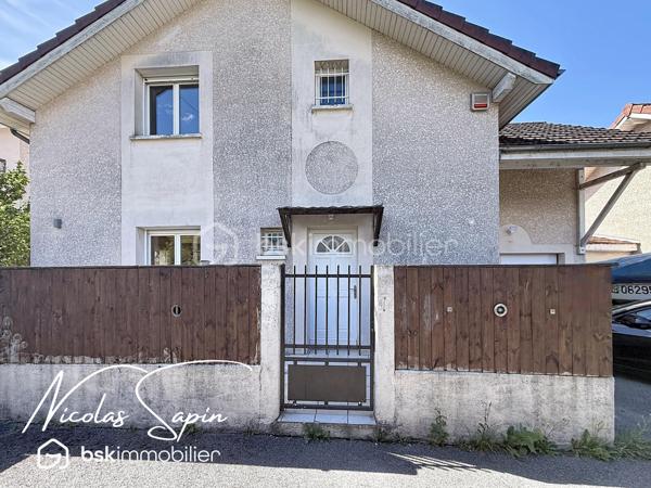 Seyssins plaine: en Exclusivité avec Nicolas SAPIN(ei) Maison individuelle 131m2 +Garage+Remise.
Venez poser vos valises dans cette belle maison individuelle, fruit d'une rénovation récente édifiée sur un terrain de 327m2.
Vous saurez apprécier sa spacieuse pièce de vie de plus de 48m2 avec une cuisine entièrement équipée (Mobalpa/ juin 2026).
Egalement de plain-pied, un toilette séparé et un accès au garage de 18m2.
A l'étage, le coin nuit se compose de 3 belles chambres avec dressing et une chambre à terminer de 15m2 et une salle de bain avec toilette. 
Pour votre confort: double vitrage, chaudière à condensation récente, cuisine et salle de bain neuves, garage de 18m2 avec porte sectionnelle motorisée, fibre optique.
Une remise pour du rangement de 7m2 complète ce bien.  
Le jardin clôt et arboré sans vis-à-vis sera vous charmer par son agencement et ses plantations.
La proximité immédiate des commodités et des transports en commun sont de réels atouts.
Vidéo sur demande.