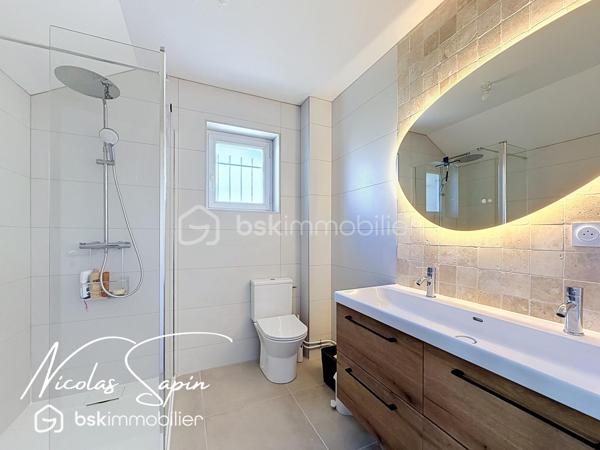 Seyssins plaine: en Exclusivité avec Nicolas SAPIN(ei) Maison individuelle 131m2 +Garage+Remise.
Venez poser vos valises dans cette belle maison individuelle, fruit d'une rénovation récente édifiée sur un terrain de 327m2.
Vous saurez apprécier sa spacieuse pièce de vie de plus de 48m2 avec une cuisine entièrement équipée (Mobalpa/ juin 2026).
Egalement de plain-pied, un toilette séparé et un accès au garage de 18m2.
A l'étage, le coin nuit se compose de 3 belles chambres avec dressing et une chambre à terminer de 15m2 et une salle de bain avec toilette. 
Pour votre confort: double vitrage, chaudière à condensation récente, cuisine et salle de bain neuves, garage de 18m2 avec porte sectionnelle motorisée, fibre optique.
Une remise pour du rangement de 7m2 complète ce bien.  
Le jardin clôt et arboré sans vis-à-vis sera vous charmer par son agencement et ses plantations.
La proximité immédiate des commodités et des transports en commun sont de réels atouts.
Vidéo sur demande.