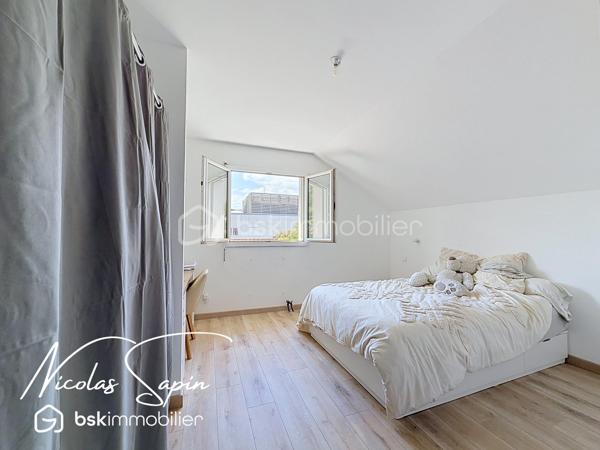Seyssins plaine: en Exclusivité avec Nicolas SAPIN(ei) Maison individuelle 131m2 +Garage+Remise.
Venez poser vos valises dans cette belle maison individuelle, fruit d'une rénovation récente édifiée sur un terrain de 327m2.
Vous saurez apprécier sa spacieuse pièce de vie de plus de 48m2 avec une cuisine entièrement équipée (Mobalpa/ juin 2026).
Egalement de plain-pied, un toilette séparé et un accès au garage de 18m2.
A l'étage, le coin nuit se compose de 3 belles chambres avec dressing et une chambre à terminer de 15m2 et une salle de bain avec toilette. 
Pour votre confort: double vitrage, chaudière à condensation récente, cuisine et salle de bain neuves, garage de 18m2 avec porte sectionnelle motorisée, fibre optique.
Une remise pour du rangement de 7m2 complète ce bien.  
Le jardin clôt et arboré sans vis-à-vis sera vous charmer par son agencement et ses plantations.
La proximité immédiate des commodités et des transports en commun sont de réels atouts.
Vidéo sur demande.