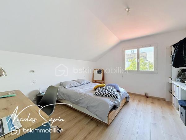 Seyssins plaine: en Exclusivité avec Nicolas SAPIN(ei) Maison individuelle 131m2 +Garage+Remise.
Venez poser vos valises dans cette belle maison individuelle, fruit d'une rénovation récente édifiée sur un terrain de 327m2.
Vous saurez apprécier sa spacieuse pièce de vie de plus de 48m2 avec une cuisine entièrement équipée (Mobalpa/ juin 2026).
Egalement de plain-pied, un toilette séparé et un accès au garage de 18m2.
A l'étage, le coin nuit se compose de 3 belles chambres avec dressing et une chambre à terminer de 15m2 et une salle de bain avec toilette. 
Pour votre confort: double vitrage, chaudière à condensation récente, cuisine et salle de bain neuves, garage de 18m2 avec porte sectionnelle motorisée, fibre optique.
Une remise pour du rangement de 7m2 complète ce bien.  
Le jardin clôt et arboré sans vis-à-vis sera vous charmer par son agencement et ses plantations.
La proximité immédiate des commodités et des transports en commun sont de réels atouts.
Vidéo sur demande.