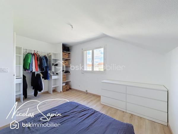 Seyssins plaine: en Exclusivité avec Nicolas SAPIN(ei) Maison individuelle 131m2 +Garage+Remise.
Venez poser vos valises dans cette belle maison individuelle, fruit d'une rénovation récente édifiée sur un terrain de 327m2.
Vous saurez apprécier sa spacieuse pièce de vie de plus de 48m2 avec une cuisine entièrement équipée (Mobalpa/ juin 2026).
Egalement de plain-pied, un toilette séparé et un accès au garage de 18m2.
A l'étage, le coin nuit se compose de 3 belles chambres avec dressing et une chambre à terminer de 15m2 et une salle de bain avec toilette. 
Pour votre confort: double vitrage, chaudière à condensation récente, cuisine et salle de bain neuves, garage de 18m2 avec porte sectionnelle motorisée, fibre optique.
Une remise pour du rangement de 7m2 complète ce bien.  
Le jardin clôt et arboré sans vis-à-vis sera vous charmer par son agencement et ses plantations.
La proximité immédiate des commodités et des transports en commun sont de réels atouts.
Vidéo sur demande.