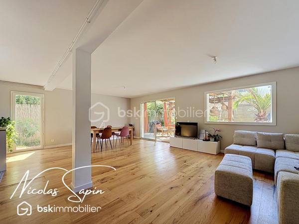 Seyssins plaine: en Exclusivité avec Nicolas SAPIN(ei) Maison individuelle 131m2 +Garage+Remise.
Venez poser vos valises dans cette belle maison individuelle, fruit d'une rénovation récente édifiée sur un terrain de 327m2.
Vous saurez apprécier sa spacieuse pièce de vie de plus de 48m2 avec une cuisine entièrement équipée (Mobalpa/ juin 2026).
Egalement de plain-pied, un toilette séparé et un accès au garage de 18m2.
A l'étage, le coin nuit se compose de 3 belles chambres avec dressing et une chambre à terminer de 15m2 et une salle de bain avec toilette. 
Pour votre confort: double vitrage, chaudière à condensation récente, cuisine et salle de bain neuves, garage de 18m2 avec porte sectionnelle motorisée, fibre optique.
Une remise pour du rangement de 7m2 complète ce bien.  
Le jardin clôt et arboré sans vis-à-vis sera vous charmer par son agencement et ses plantations.
La proximité immédiate des commodités et des transports en commun sont de réels atouts.
Vidéo sur demande.