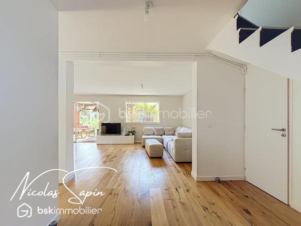 Seyssins plaine: en Exclusivité avec Nicolas SAPIN(ei) Maison individuelle 131m2 +Garage+Remise.
Venez poser vos valises dans cette belle maison individuelle, fruit d'une rénovation récente édifiée sur un terrain de 327m2.
Vous saurez apprécier sa spacieuse pièce de vie de plus de 48m2 avec une cuisine entièrement équipée (Mobalpa/ juin 2026).
Egalement de plain-pied, un toilette séparé et un accès au garage de 18m2.
A l'étage, le coin nuit se compose de 3 belles chambres avec dressing et une chambre à terminer de 15m2 et une salle de bain avec toilette. 
Pour votre confort: double vitrage, chaudière à condensation récente, cuisine et salle de bain neuves, garage de 18m2 avec porte sectionnelle motorisée, fibre optique.
Une remise pour du rangement de 7m2 complète ce bien.  
Le jardin clôt et arboré sans vis-à-vis sera vous charmer par son agencement et ses plantations.
La proximité immédiate des commodités et des transports en commun sont de réels atouts.
Vidéo sur demande.