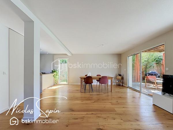 Seyssins plaine: en Exclusivité avec Nicolas SAPIN(ei) Maison individuelle 131m2 +Garage+Remise.
Venez poser vos valises dans cette belle maison individuelle, fruit d'une rénovation récente édifiée sur un terrain de 327m2.
Vous saurez apprécier sa spacieuse pièce de vie de plus de 48m2 avec une cuisine entièrement équipée (Mobalpa/ juin 2026).
Egalement de plain-pied, un toilette séparé et un accès au garage de 18m2.
A l'étage, le coin nuit se compose de 3 belles chambres avec dressing et une chambre à terminer de 15m2 et une salle de bain avec toilette. 
Pour votre confort: double vitrage, chaudière à condensation récente, cuisine et salle de bain neuves, garage de 18m2 avec porte sectionnelle motorisée, fibre optique.
Une remise pour du rangement de 7m2 complète ce bien.  
Le jardin clôt et arboré sans vis-à-vis sera vous charmer par son agencement et ses plantations.
La proximité immédiate des commodités et des transports en commun sont de réels atouts.
Vidéo sur demande.