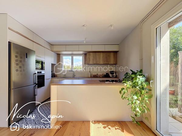 Seyssins plaine: en Exclusivité avec Nicolas SAPIN(ei) Maison individuelle 131m2 +Garage+Remise.
Venez poser vos valises dans cette belle maison individuelle, fruit d'une rénovation récente édifiée sur un terrain de 327m2.
Vous saurez apprécier sa spacieuse pièce de vie de plus de 48m2 avec une cuisine entièrement équipée (Mobalpa/ juin 2026).
Egalement de plain-pied, un toilette séparé et un accès au garage de 18m2.
A l'étage, le coin nuit se compose de 3 belles chambres avec dressing et une chambre à terminer de 15m2 et une salle de bain avec toilette. 
Pour votre confort: double vitrage, chaudière à condensation récente, cuisine et salle de bain neuves, garage de 18m2 avec porte sectionnelle motorisée, fibre optique.
Une remise pour du rangement de 7m2 complète ce bien.  
Le jardin clôt et arboré sans vis-à-vis sera vous charmer par son agencement et ses plantations.
La proximité immédiate des commodités et des transports en commun sont de réels atouts.
Vidéo sur demande.