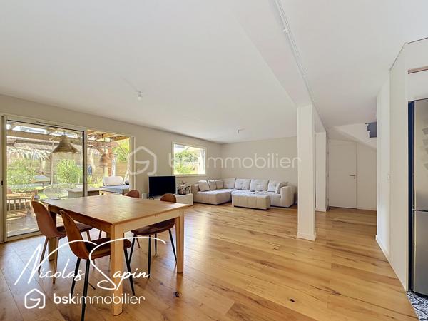 Seyssins plaine: en Exclusivité avec Nicolas SAPIN(ei) Maison individuelle 131m2 +Garage+Remise.
Venez poser vos valises dans cette belle maison individuelle, fruit d'une rénovation récente édifiée sur un terrain de 327m2.
Vous saurez apprécier sa spacieuse pièce de vie de plus de 48m2 avec une cuisine entièrement équipée (Mobalpa/ juin 2026).
Egalement de plain-pied, un toilette séparé et un accès au garage de 18m2.
A l'étage, le coin nuit se compose de 3 belles chambres avec dressing et une chambre à terminer de 15m2 et une salle de bain avec toilette. 
Pour votre confort: double vitrage, chaudière à condensation récente, cuisine et salle de bain neuves, garage de 18m2 avec porte sectionnelle motorisée, fibre optique.
Une remise pour du rangement de 7m2 complète ce bien.  
Le jardin clôt et arboré sans vis-à-vis sera vous charmer par son agencement et ses plantations.
La proximité immédiate des commodités et des transports en commun sont de réels atouts.
Vidéo sur demande.