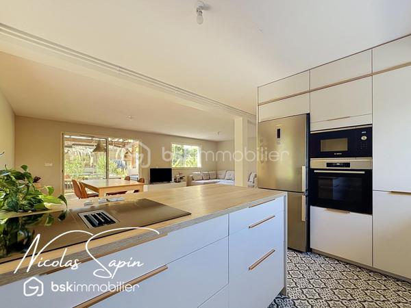 Seyssins plaine: en Exclusivité avec Nicolas SAPIN(ei) Maison individuelle 131m2 +Garage+Remise.
Venez poser vos valises dans cette belle maison individuelle, fruit d'une rénovation récente édifiée sur un terrain de 327m2.
Vous saurez apprécier sa spacieuse pièce de vie de plus de 48m2 avec une cuisine entièrement équipée (Mobalpa/ juin 2026).
Egalement de plain-pied, un toilette séparé et un accès au garage de 18m2.
A l'étage, le coin nuit se compose de 3 belles chambres avec dressing et une chambre à terminer de 15m2 et une salle de bain avec toilette. 
Pour votre confort: double vitrage, chaudière à condensation récente, cuisine et salle de bain neuves, garage de 18m2 avec porte sectionnelle motorisée, fibre optique.
Une remise pour du rangement de 7m2 complète ce bien.  
Le jardin clôt et arboré sans vis-à-vis sera vous charmer par son agencement et ses plantations.
La proximité immédiate des commodités et des transports en commun sont de réels atouts.
Vidéo sur demande.