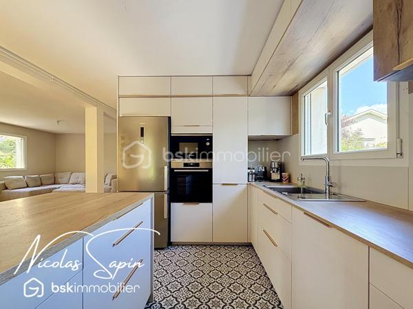Seyssins plaine: en Exclusivité avec Nicolas SAPIN(ei) Maison individuelle 131m2 +Garage+Remise.
Venez poser vos valises dans cette belle maison individuelle, fruit d'une rénovation récente édifiée sur un terrain de 327m2.
Vous saurez apprécier sa spacieuse pièce de vie de plus de 48m2 avec une cuisine entièrement équipée (Mobalpa/ juin 2026).
Egalement de plain-pied, un toilette séparé et un accès au garage de 18m2.
A l'étage, le coin nuit se compose de 3 belles chambres avec dressing et une chambre à terminer de 15m2 et une salle de bain avec toilette. 
Pour votre confort: double vitrage, chaudière à condensation récente, cuisine et salle de bain neuves, garage de 18m2 avec porte sectionnelle motorisée, fibre optique.
Une remise pour du rangement de 7m2 complète ce bien.  
Le jardin clôt et arboré sans vis-à-vis sera vous charmer par son agencement et ses plantations.
La proximité immédiate des commodités et des transports en commun sont de réels atouts.
Vidéo sur demande.