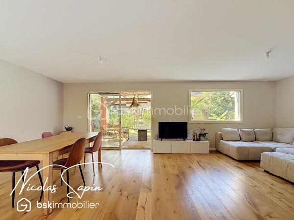 Seyssins plaine: en Exclusivité avec Nicolas SAPIN(ei) Maison individuelle 131m2 +Garage+Remise.
Venez poser vos valises dans cette belle maison individuelle, fruit d'une rénovation récente édifiée sur un terrain de 327m2.
Vous saurez apprécier sa spacieuse pièce de vie de plus de 48m2 avec une cuisine entièrement équipée (Mobalpa/ juin 2026).
Egalement de plain-pied, un toilette séparé et un accès au garage de 18m2.
A l'étage, le coin nuit se compose de 3 belles chambres avec dressing et une chambre à terminer de 15m2 et une salle de bain avec toilette. 
Pour votre confort: double vitrage, chaudière à condensation récente, cuisine et salle de bain neuves, garage de 18m2 avec porte sectionnelle motorisée, fibre optique.
Une remise pour du rangement de 7m2 complète ce bien.  
Le jardin clôt et arboré sans vis-à-vis sera vous charmer par son agencement et ses plantations.
La proximité immédiate des commodités et des transports en commun sont de réels atouts.
Vidéo sur demande.