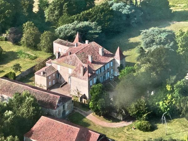 Gers(32), TRES BEAU CHATEAU DE FAMILLE 45HA avec dependances, un peu caché, en position dominante, une belle histoire