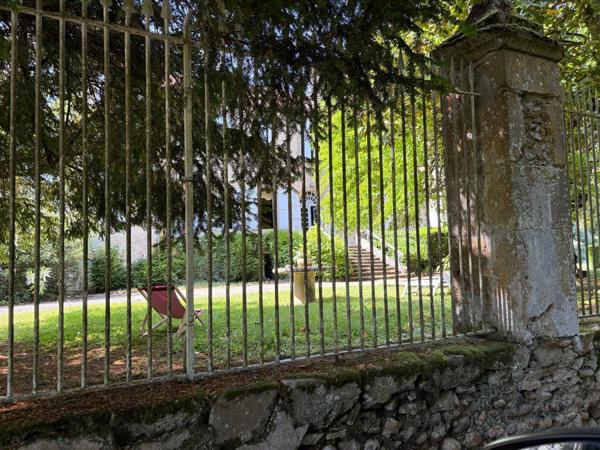 Gers(32), TRES BEAU CHATEAU DE FAMILLE 45HA avec dependances, un peu caché, en position dominante, une belle histoire