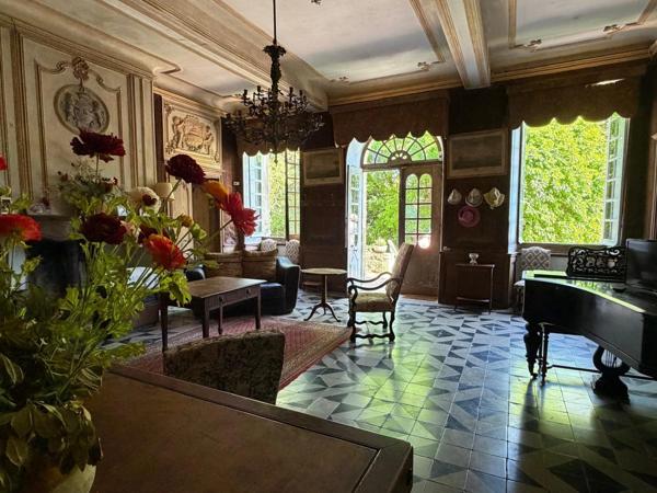 Gers(32), TRES BEAU CHATEAU DE FAMILLE 45HA avec dependances, un peu caché, en position dominante, une belle histoire