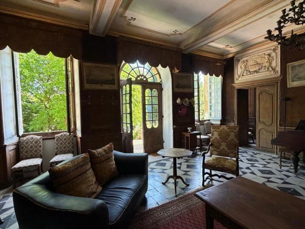 Gers(32), TRES BEAU CHATEAU DE FAMILLE 45HA avec dependances, un peu caché, en position dominante, une belle histoire
