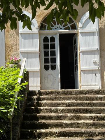 Gers(32), TRES BEAU CHATEAU DE FAMILLE 45HA avec dependances, un peu caché, en position dominante, une belle histoire