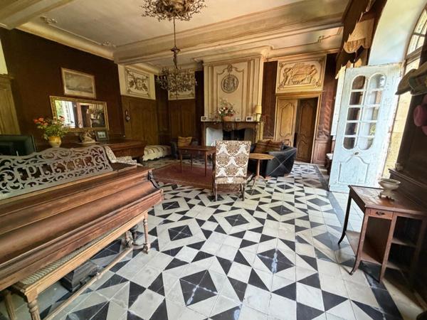 Gers(32), TRES BEAU CHATEAU DE FAMILLE 45HA avec dependances, un peu caché, en position dominante, une belle histoire