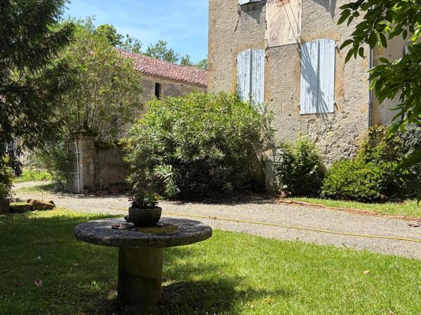 Gers(32), TRES BEAU CHATEAU DE FAMILLE 45HA avec dependances, un peu caché, en position dominante, une belle histoire