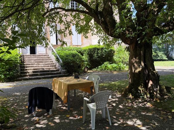 Gers(32), TRES BEAU CHATEAU DE FAMILLE 45HA avec dependances, un peu caché, en position dominante, une belle histoire