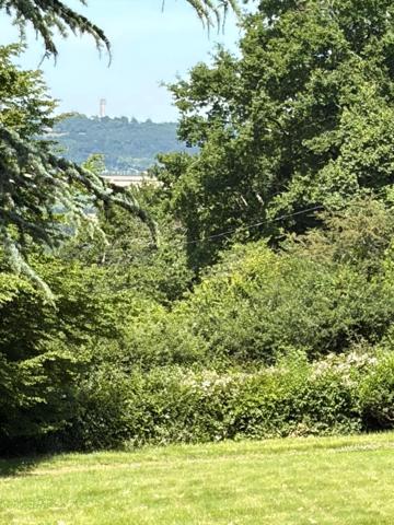 Gers(32), TRES BEAU CHATEAU DE FAMILLE 45HA avec dependances, un peu caché, en position dominante, une belle histoire