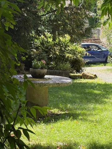 Gers(32), TRES BEAU CHATEAU DE FAMILLE 45HA avec dependances, un peu caché, en position dominante, une belle histoire