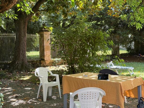 Gers(32), TRES BEAU CHATEAU DE FAMILLE 45HA avec dependances, un peu caché, en position dominante, une belle histoire