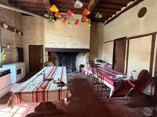 Gers(32), TRES BEAU CHATEAU DE FAMILLE 45HA avec dependances, un peu caché, en position dominante, une belle histoire