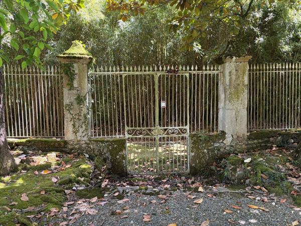 Gers(32), TRES BEAU CHATEAU DE FAMILLE 45HA avec dependances, un peu caché, en position dominante, une belle histoire
