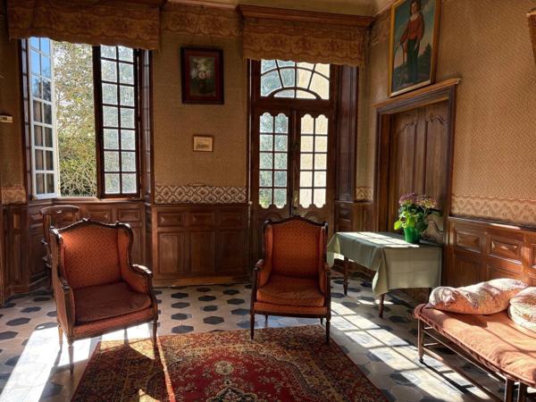 Gers(32), TRES BEAU CHATEAU DE FAMILLE 45HA avec dependances, un peu caché, en position dominante, une belle histoire