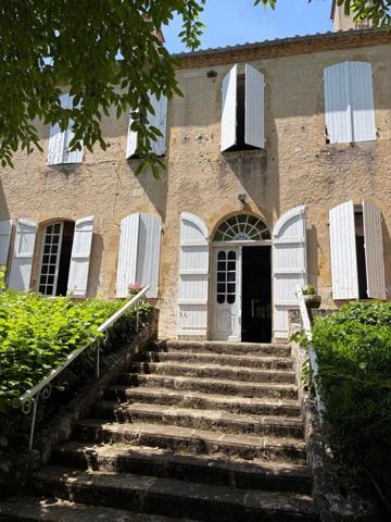 Gers(32), TRES BEAU CHATEAU DE FAMILLE 45HA avec dependances, un peu caché, en position dominante, une belle histoire