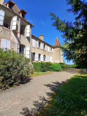 Gers(32), TRES BEAU CHATEAU DE FAMILLE 45HA avec dependances, un peu caché, en position dominante, une belle histoire