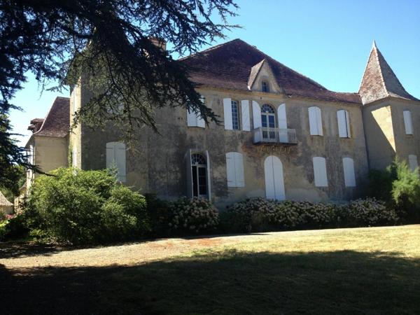 Gers(32), TRES BEAU CHATEAU DE FAMILLE 45HA avec dependances, un peu caché, en position dominante, une belle histoire