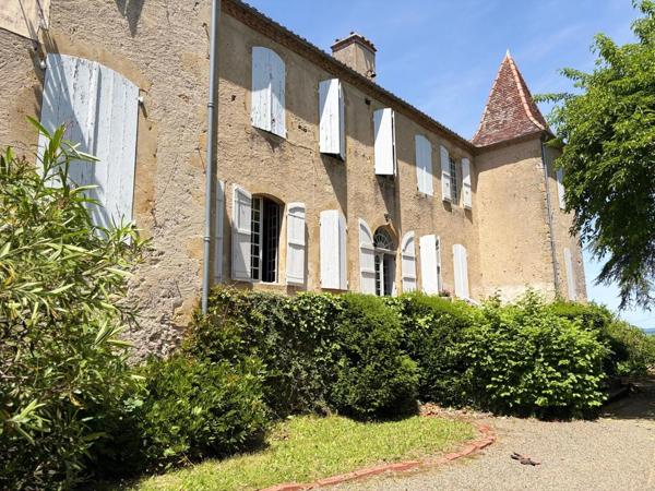 Gers(32), TRES BEAU CHATEAU DE FAMILLE 45HA avec dependances, un peu caché, en position dominante, une belle histoire