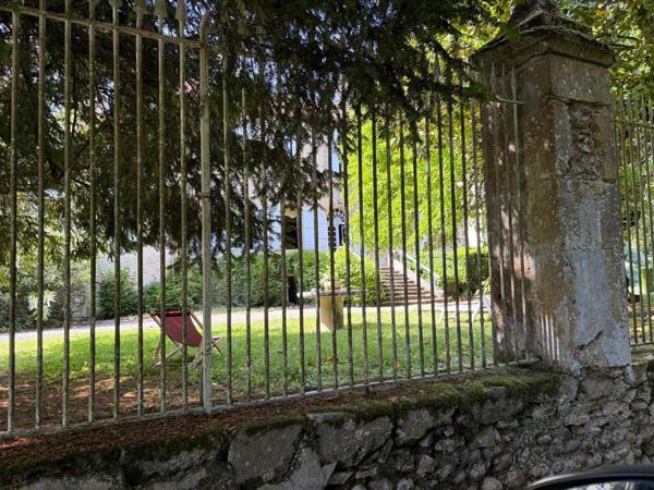 Gers(32), TRES BEAU CHATEAU DE FAMILLE 45HA avec dependances, un peu caché, en position dominante, une belle histoire