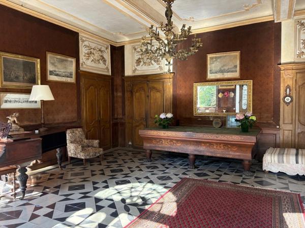 Gers(32), TRES BEAU CHATEAU DE FAMILLE 45HA avec dependances, un peu caché, en position dominante, une belle histoire
