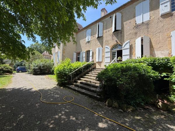 Gers(32), TRES BEAU CHATEAU DE FAMILLE 45HA avec dependances, un peu caché, en position dominante, une belle histoire