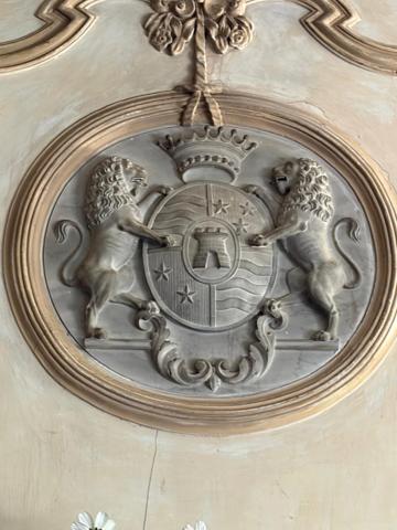 Gers(32), TRES BEAU CHATEAU DE FAMILLE 45HA avec dependances, un peu caché, en position dominante, une belle histoire
