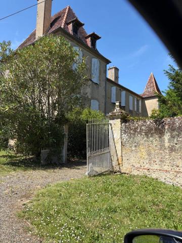 Gers(32), TRES BEAU CHATEAU DE FAMILLE 45HA avec dependances, un peu caché, en position dominante, une belle histoire