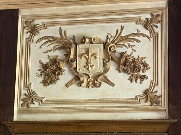 Gers(32), TRES BEAU CHATEAU DE FAMILLE 45HA avec dependances, un peu caché, en position dominante, une belle histoire