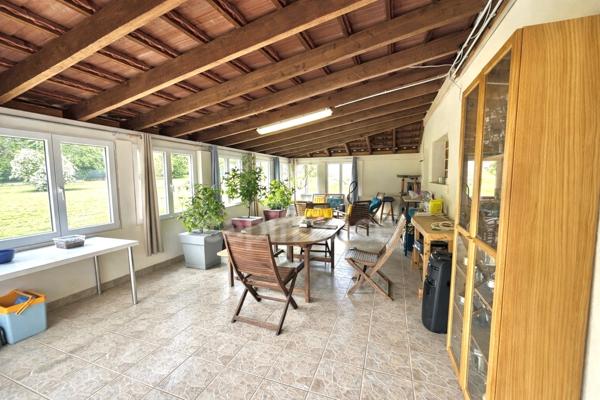 Maison familiale de 143 m² avec grand terrain clôturé de 3400 m² - Véranda - Dépendances - Fort potentiel