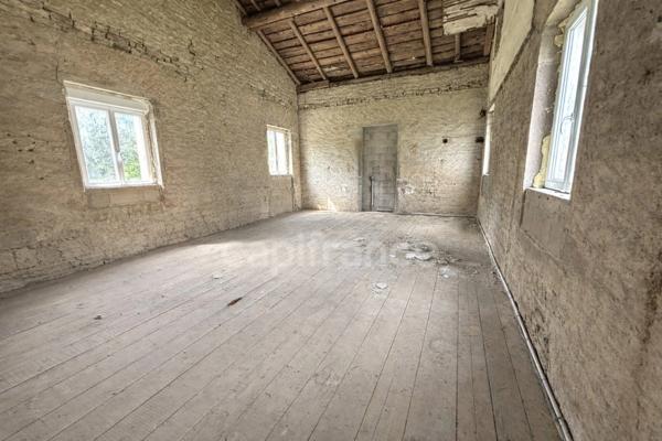 Maison familiale de 143 m² avec grand terrain clôturé de 3400 m² - Véranda - Dépendances - Fort potentiel