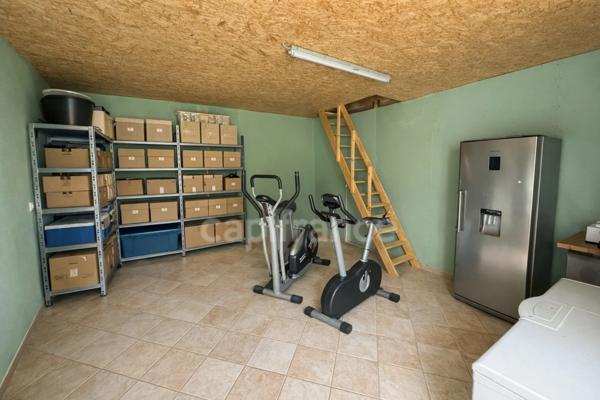 Maison familiale de 143 m² avec grand terrain clôturé de 3400 m² - Véranda - Dépendances - Fort potentiel