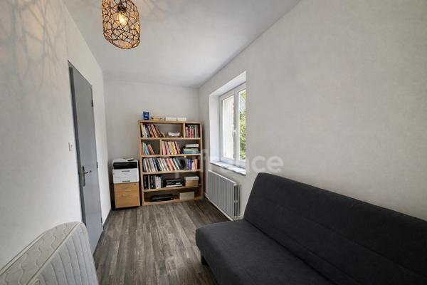 Maison familiale de 143 m² avec grand terrain clôturé de 3400 m² - Véranda - Dépendances - Fort potentiel