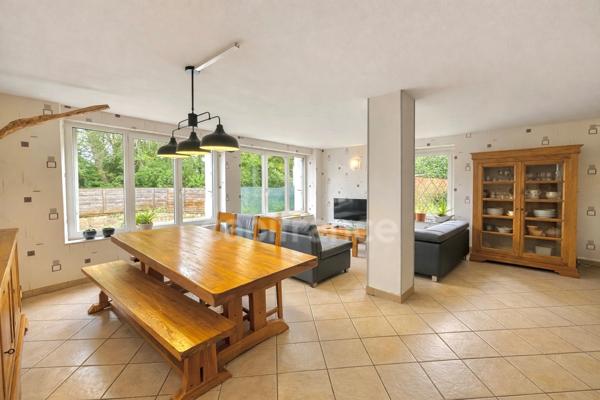 Maison familiale de 143 m² avec grand terrain clôturé de 3400 m² - Véranda - Dépendances - Fort potentiel