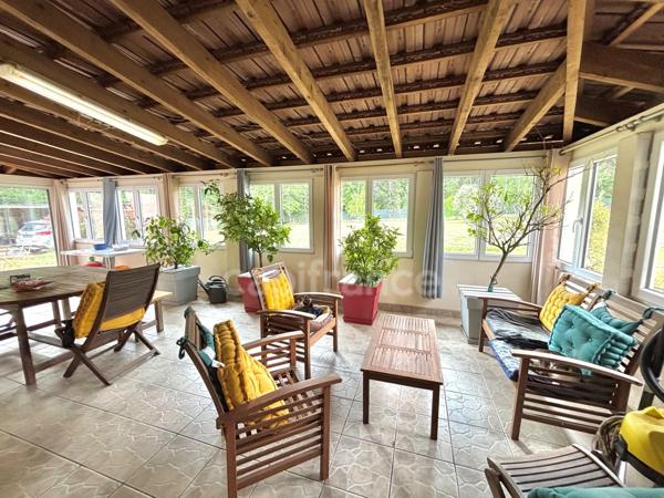 Maison familiale de 143 m² avec grand terrain clôturé de 3400 m² - Véranda - Dépendances - Fort potentiel