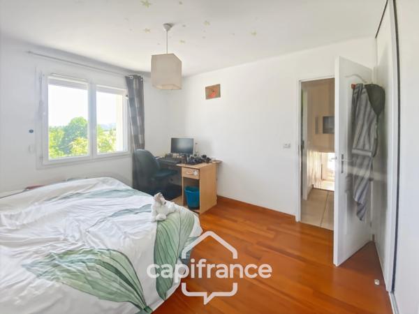 Maison familiale d'environ 100 m2 avec piscine, terrain arboré et grand garage au calme de la campagne ardéchoise