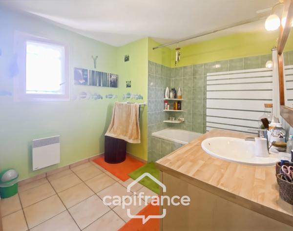 Maison familiale d'environ 100 m2 avec piscine, terrain arboré et grand garage au calme de la campagne ardéchoise
