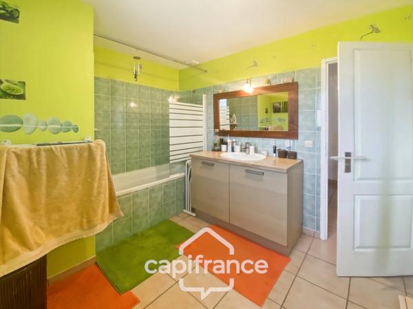 Maison familiale d'environ 100 m2 avec piscine, terrain arboré et grand garage au calme de la campagne ardéchoise