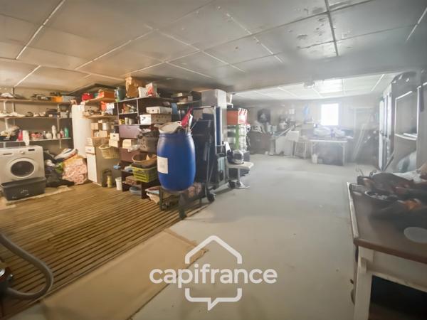 Maison familiale d'environ 100 m2 avec piscine, terrain arboré et grand garage au calme de la campagne ardéchoise