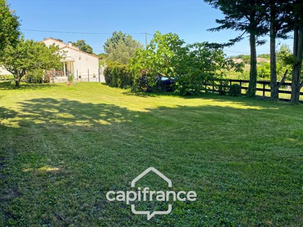 Maison familiale d'environ 100 m2 avec piscine, terrain arboré et grand garage au calme de la campagne ardéchoise