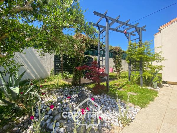 Maison familiale d'environ 100 m2 avec piscine, terrain arboré et grand garage au calme de la campagne ardéchoise