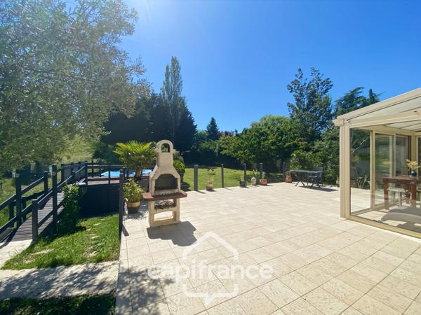 Maison familiale d'environ 100 m2 avec piscine, terrain arboré et grand garage au calme de la campagne ardéchoise